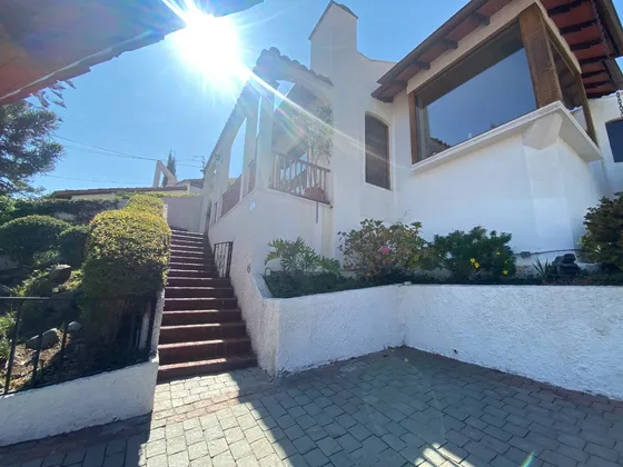 Casa Con Vista Despejada,  Con 5d Y 4b, En Los Dominicos