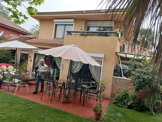 Casa En Venta De 3 Dorm. Más Servicios En Huechuraba