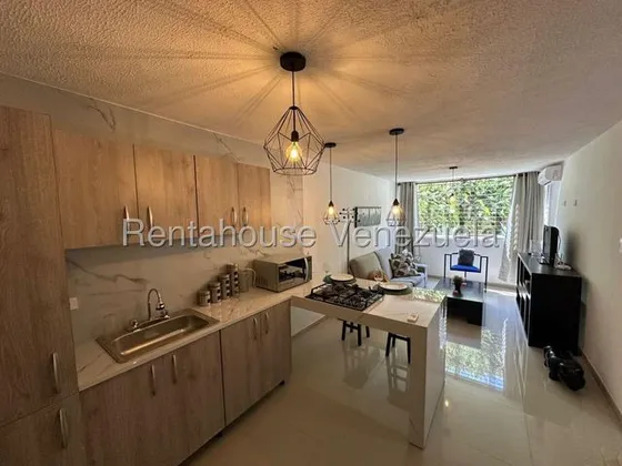 En Alquiler Comodo Apartamento En Los Naranjos Humboldt 25-23002 Gf