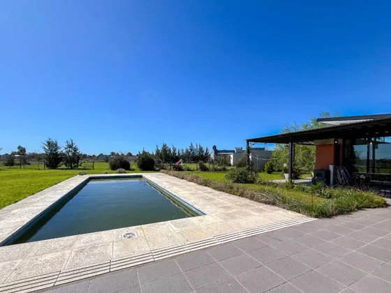 Casa 2 Dormitorios En Venta En Berisso Con Pileta