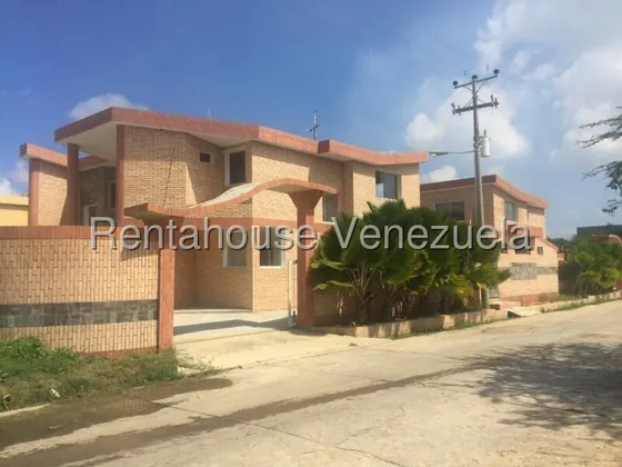 Jip 25-12107. Rent-a-house Vende Conjunto Residencial De 6 Villas, 4 De 90 Mts2 Y 2 De 70 Mts2, Para Remodelar A Su Gusto, Con Áreas Sociales, Piscina. En Chichirivichi, Falcon.