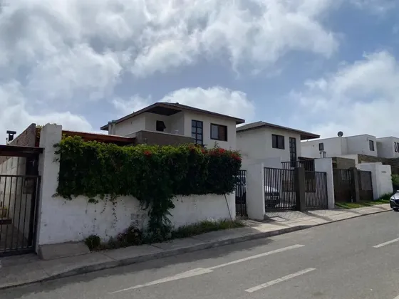 Preciosa Casa Sector La Reserva, Detrás De Colegio Alemán