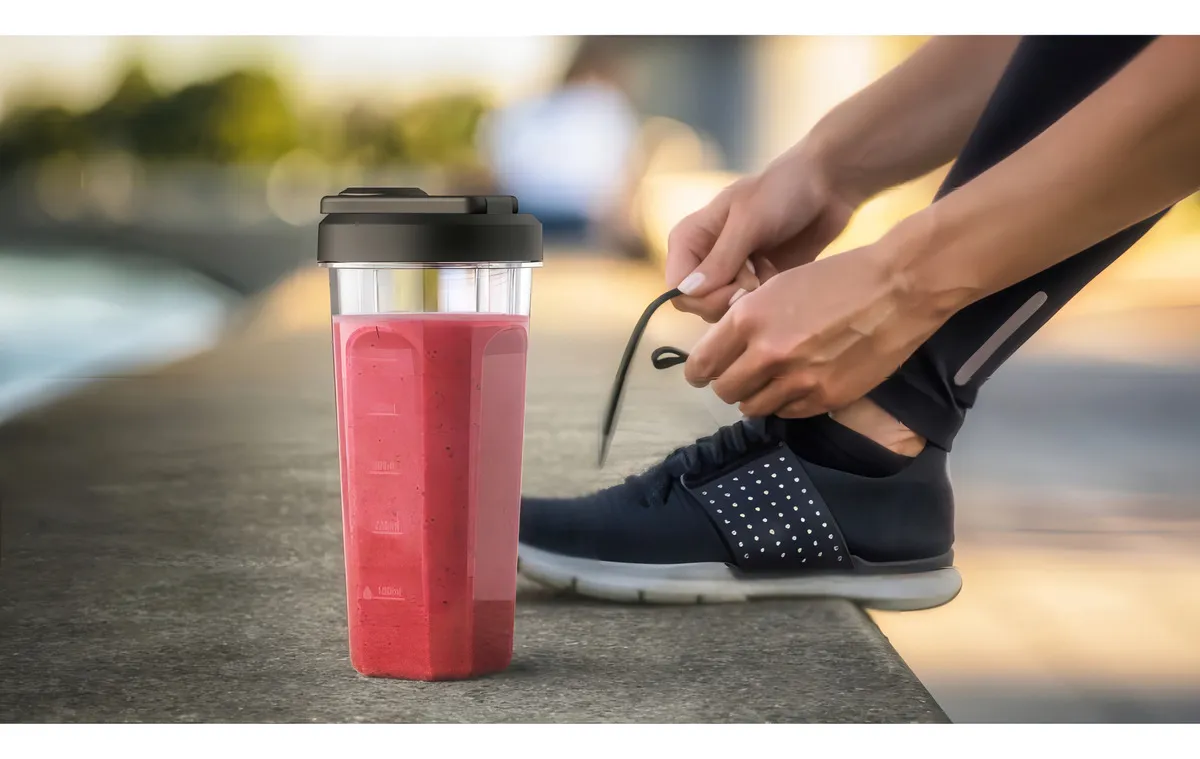 Liquidificador Sportblender Electrolux 2 garrafas vitaminas sucos shakes academia BPA free duas velocidades e pulsar 320W BSE20 inox preto - Imagem 2