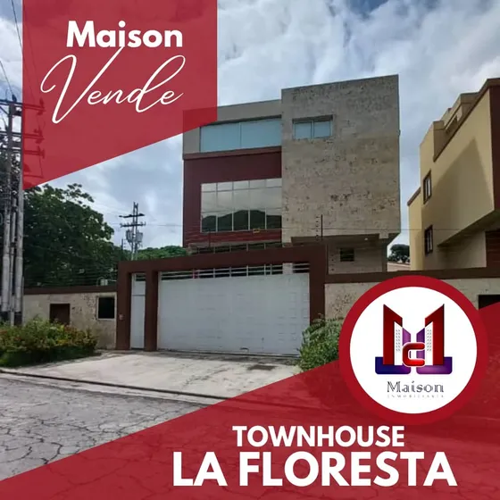 En Venta Hermoso Townhouses En Urbanización La Floresta