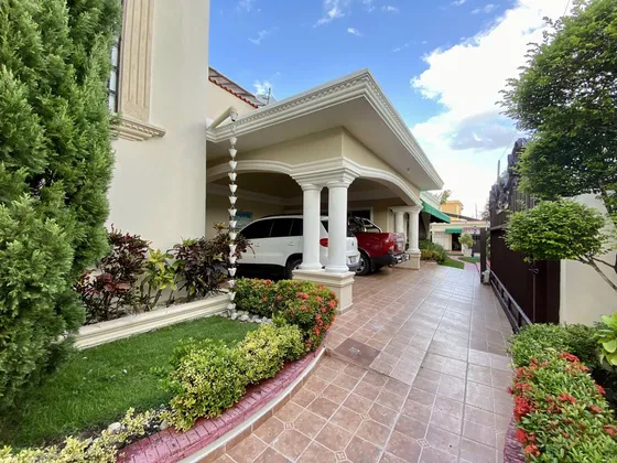 Espectacular Casa De Lujo En Venta  Un Oasis De Comodidad Y Naturaleza