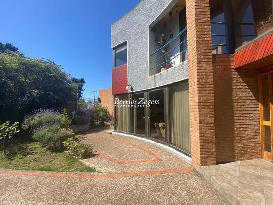 Casa En Venta De 3 Dormitorio,2 Baños, Estar,patio En Concón