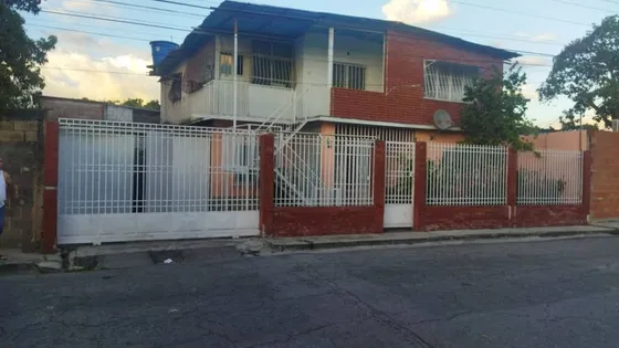 En Venta Cómoda Casa En Sector De Santa Rita Avenida Principal. Se Escuchan Propuesta. Precio Negociable.