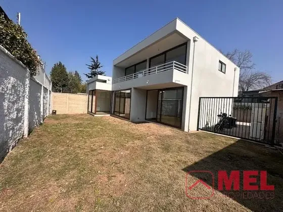 Casa En Venta De 3 Dorm. En La Reina
