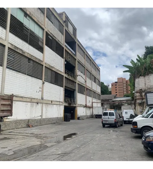 Se Alquila Amplia Planta Industrial En Boleíta Norte De 1700m2. Solo Cliente Directo. (r.o)