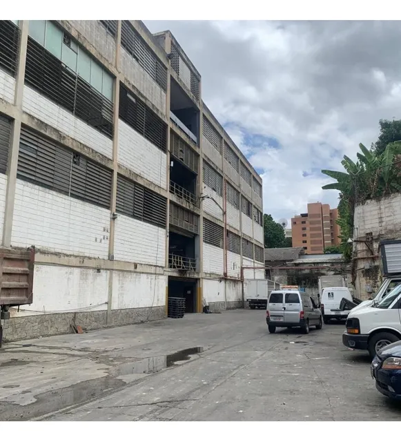 Se Alquila Amplia Planta Industrial En Boleíta Norte De 1700m2. Solo Cliente Directo. (r.o)