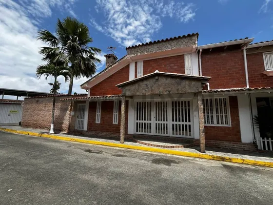 Excelente Casa En Venta En Urb. San Francisco,  Llano Alto Carrizal.