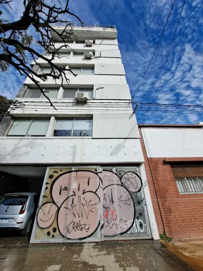 Piso De Dos Dormitorios Con Cochera En Alquiler, Zona Plaza Malvinas