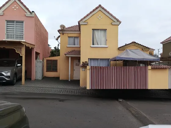 Casa En Condominio , 4 Dormitorios , 3 Baños