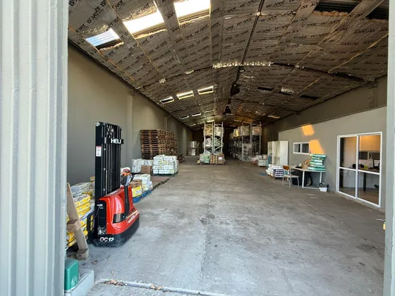 Deposito Con Oficinas De 400 M2 En Fisherton