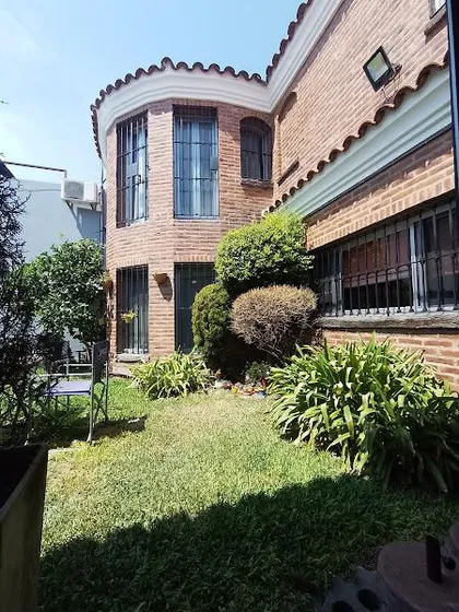 Amplia Casa En 2 Plantas Con Quincho Y Pileta En San Justo * Nuevo Valor*