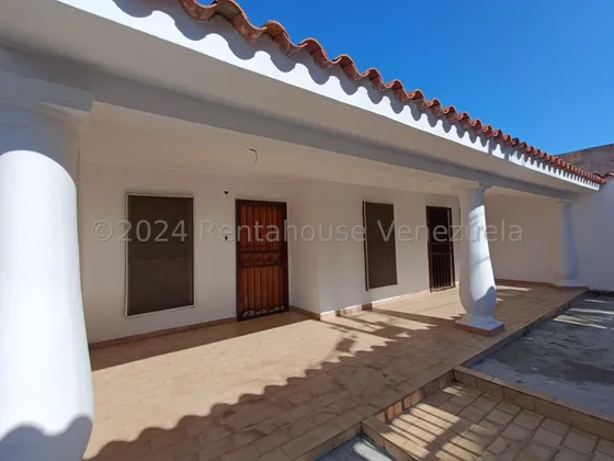 Jip 24-14264. Rent-a-house Vende Espaciosa Casa De 371 Mts2, 6 Hab, 4 Baños, 4 P/e. Anexo Independiente, Conectado A Pozo. Urb Los Overos, Turmero