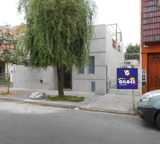 Venta Ph 4 Amb.  Pta. Baja En Ramos Mejía - Buen Estado  A Mts. Av. De Mayo  Con Patio Y Fdo.