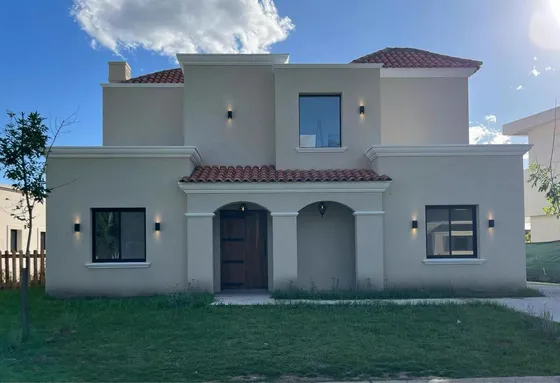 Casa En Venta - 5 Dormitorios 3 Baños - 531mts2 - Pilar