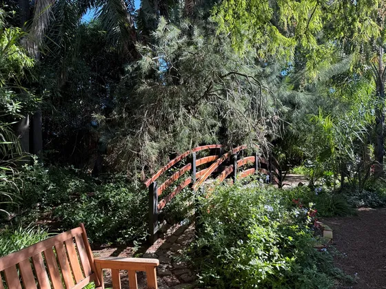 Chalet De Tejas Con Gran Fondo Estilo Jardín Botánico !!!