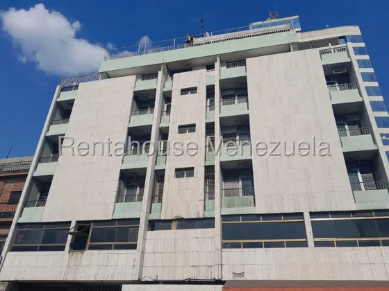 Dennymar, Vende Edificio En El Centro De Bqto  Esta Caracterizado Por Poseer Área Para Lavanderia, Bombona De Gas, Salón Para Conferencias Y Área De Cocina Industrial. B5a16052                        