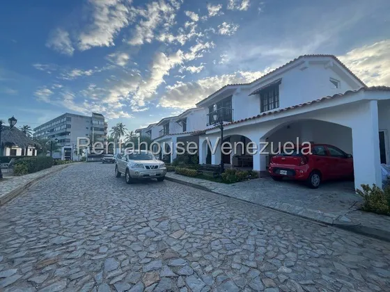 Exclusivo Town House En La Urb. Playa El Angel