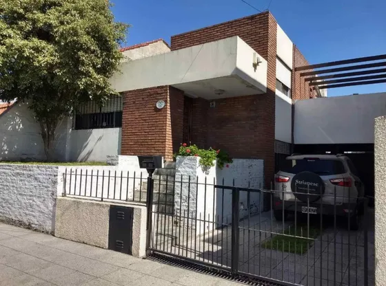 Casa Venta - 2 Dormitorios 2 Baños 2 Cocheras - 300mts2 Cubiertos - Banfield