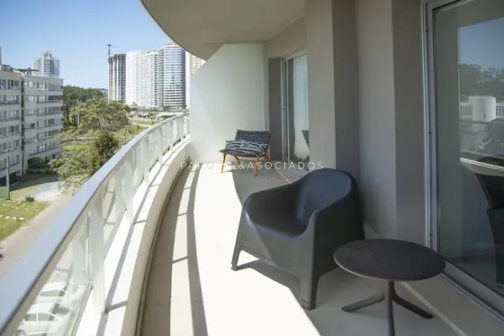 Apartamento De 1 Dormitorio En Venta En Aidy Grill, Punta Del Este 