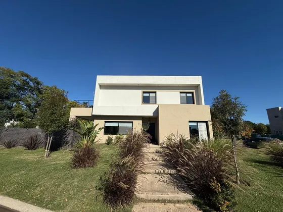 Casa En  Venta 3 Dormitorios Barrio Santa Lucia Pilar Del Este