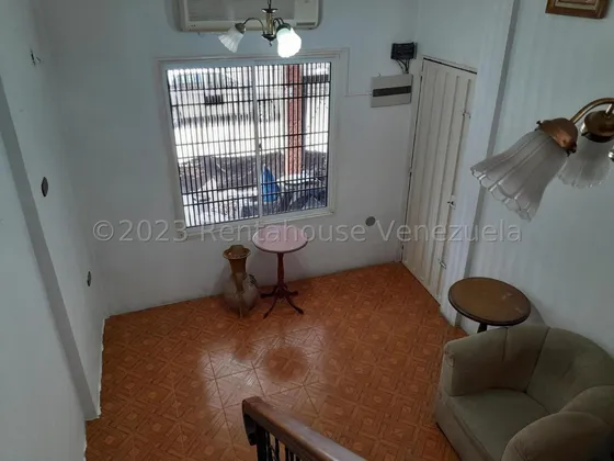 César Bullones Vende Cómoda Casa Duplex En Urb. El Amanecer, Cabudare, Lara 25-1071