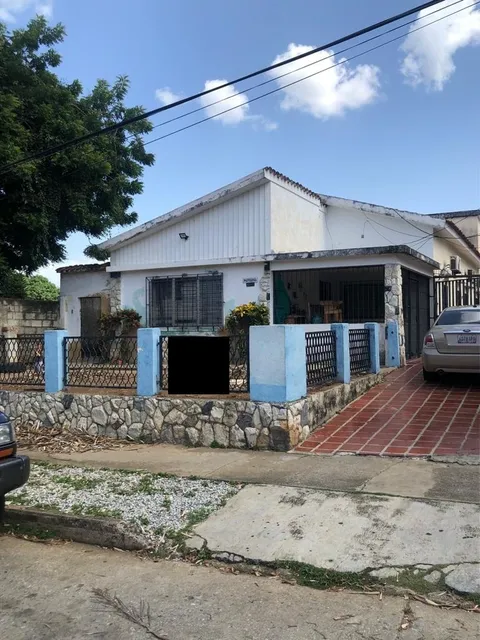 Johana Lazaro Vende Casa En La Urb Los Colorados, Cerca De La Clinica Los Colorados. Área De Terreno: 472,5 M2.   Rp