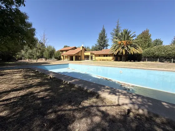 Casa En Venta De 5 Dorm. En Colina