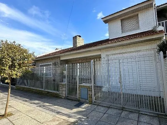 Casa En Venta - 4 Dormitorios 3 Baños - Cochera - 164mts2 - Mar Del Plata