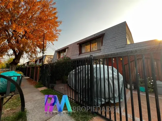 Casa En Venta De 4 Dorm. En Peñalolén