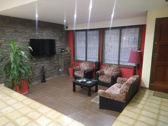 Casa En Venta - 4 Dormitorios 6 Baños - 383mts2 - Morón
