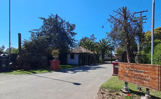 Condominio. Gran Jardín Con Piscina Y Taller