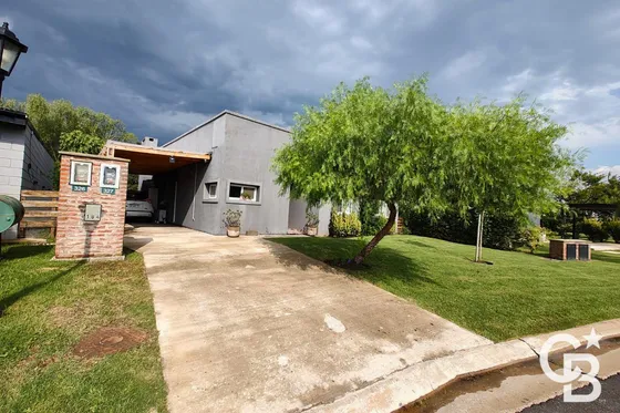 Casa  3 Dormitorios Con Pileta En San Ramiro- Pilar Del Este.