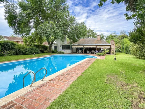 Casa Con Hermoso Lote En Highland Park 