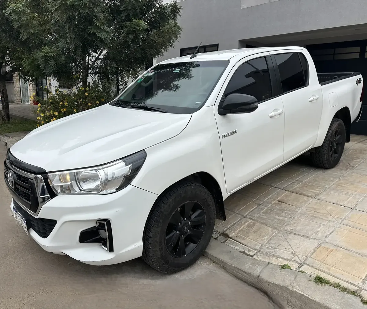 Toyota Hilux Pick-Up 2.8 Cd Sr 177cv 4x4