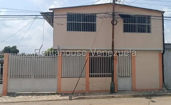 Excelente Y Amplia Casa 2 Plantas Con Anexo Y Local De Peluqueria. Ubicada En El Barrio Luis Herrera Cerca Del Patio Y Talleres Del Metro De Valencia En La Vía Hacia El Paito