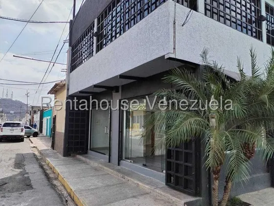 Quieres Hacer Una Inversión Segura En Zona De Alto Trafico? T Lo Tengo Traigo Para Ti Un Local Para Alquilar En El Corazón Del Centro Cuenta Con 3 Pisos, Área De Cocina, Oficina Con Su Baño, Terraza