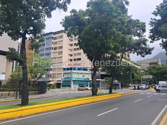 Tg Apartamento En Venta En Altamira, Con Pisos De Mármol Y A/a, Pozo 25-23851 Ys 