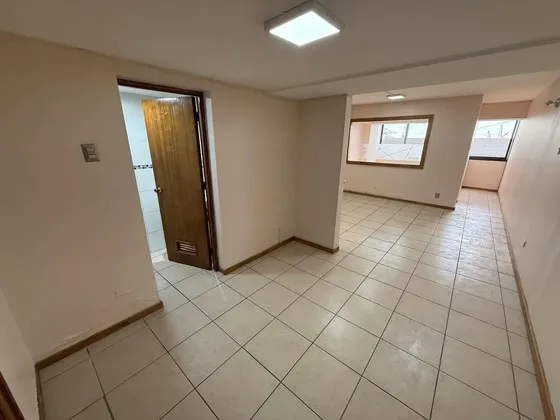 Oficina De 40m2 Luminosa En Pleno Centro De Valparaíso