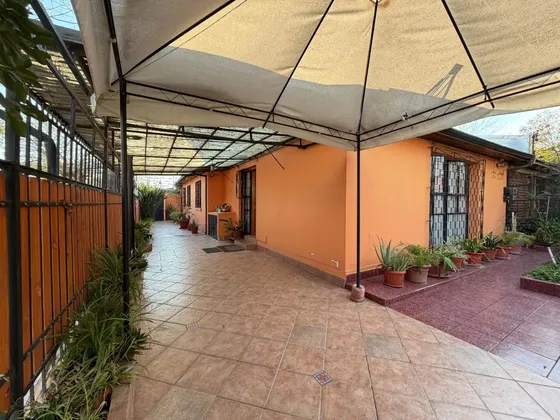Casa Esquina En Barrio Residencial Consolidado Y Tranquilo