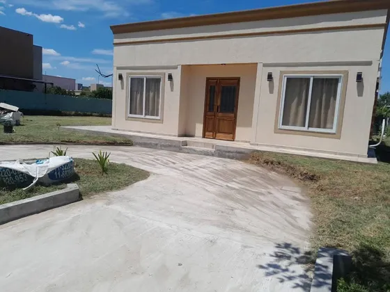 Casa En Venta, Barrio Laguna Azul - Spegazzini Ezeiza (3 Ambientes Y Escritorio)
