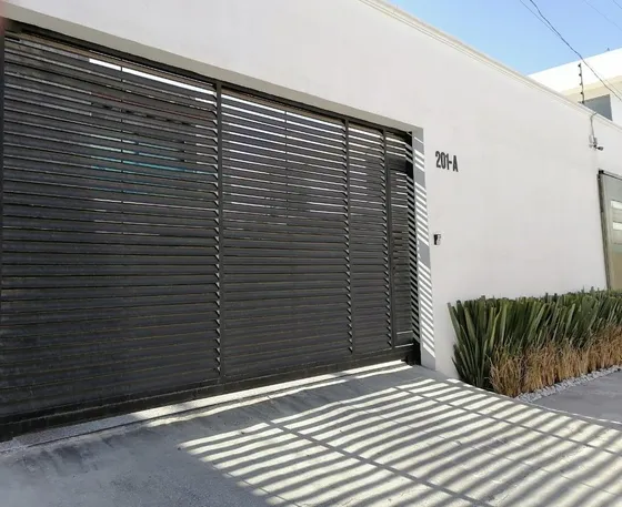 Casa En Venta En Nogales 201a Col .álamo Rústico  Frente A Plaza Universidad
