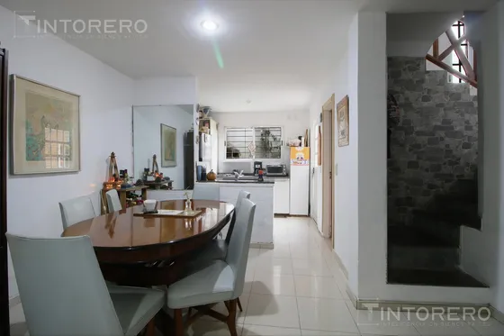 Apta Crédito - Venta Casa 3 Ambientes Con Cochera, Patio, Lavadero Y Balcón En Sarandí
