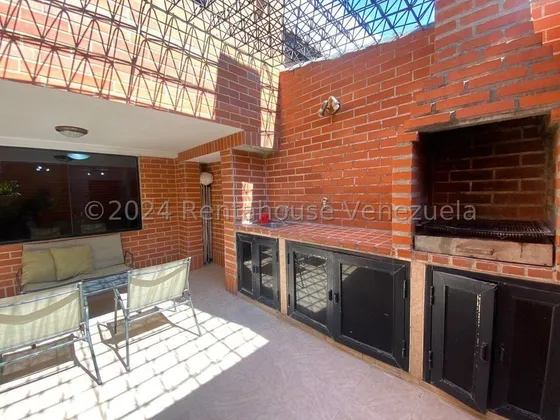 Este Townhouse Acogedor, De Excelente Distribucion, Listo Para Habitar, Espera Por Ti... Tanque Subterraneo De 15.000lts E Hidroneumatico, Linea Telefonica E Internet, Acomedtida De Fibra Optica. 