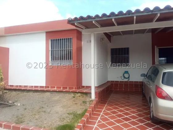 Raiza Suárez Vende Bella Y Cómoda Casa En Zona Privilegiada De La Avenida Ribereña De Cabudare 2 5 9 0 9 9 Con Cocina Equipada, Área De Lavandería, Tanque Subterráneo 5.000 Litros.