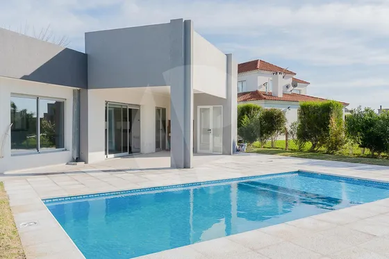 Venta - Casa - 4 Ambientes, Cochera Y Pileta - Club De Campo San Lucas