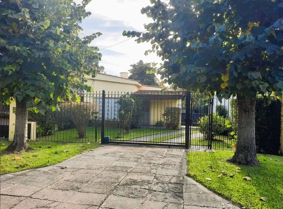 Oportunidad De Dueño Directo. Casa De 3 Ambientes En Parque Leloir